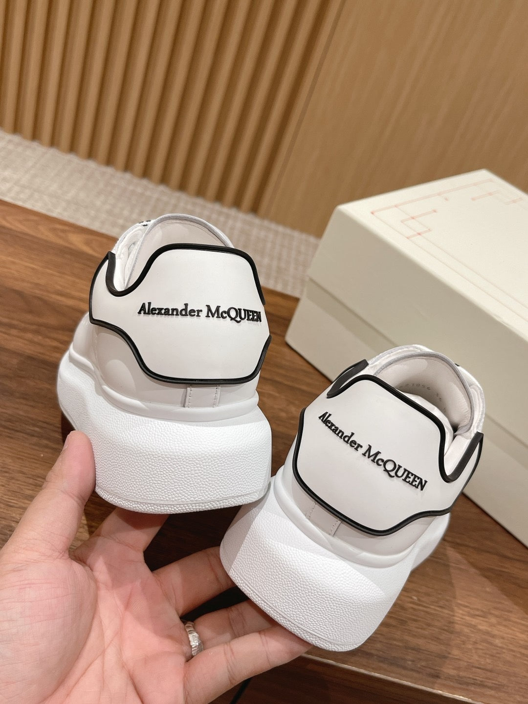 𝐀𝐥𝐞𝐱𝐚𝐧𝐝𝐞𝐫 𝐌𝐜𝐐𝐔𝐄𝐄𝐍